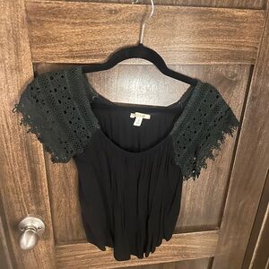 Crop short sleeve shirt with lace detailing